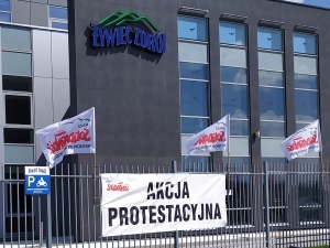 Flagi na bramach spółki Żywiec Zdrój!