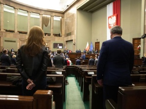 [najnowszy sondaż] PiS na czele, duży spadek KO. Konfederacja wyprzedza Lewicę