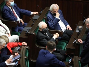 [SONDAŻ] PiS z dużą przewagą nad resztą stawki. „Rośnie w siłę po ogłoszeniu Polskiego Ładu”