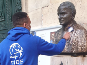 [FOTO] Francuzi odrestaurowali popiersie Jana Pawła II sprofanowane przed polskim kościołem w Paryżu