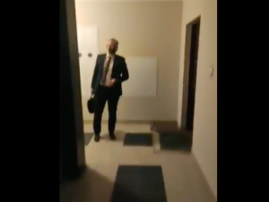 [WIDEO] Grupa mężczyzn wtargnęła do bloku ministra zdrowia. „Wiemy gdzie mieszka, będziemy tutaj nie raz, nie dwa”