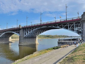 Koszmar w centrum Warszawy: Mężczyzna spadł z mostu Poniatowskiego przy Stadionie Narodowym