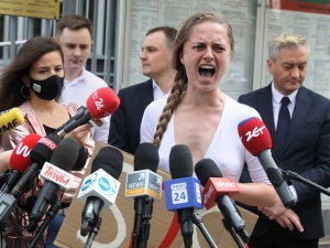 „To nie tyle białoruska opozycjonistka, co...”. Wiemy kim jest kobieta krzycząca na konferencji Biedronia