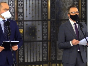 Kompromitacja Szczerby i Jońskiego! Pochwalili się, jak... rąbią drewno. Tam powinno BHP wjechać zanim dojdzie do tragedii