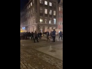 [video] Dawaj kur*o!. Szokujące sceny na starówce Gdańska. Pseudokibice napadli na gości restauracji