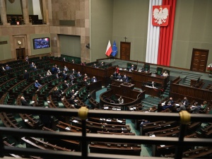 [najnowszy sondaż] KO dalej szoruje po dnie, PiS z niezłym wynikiem, tylko 5 partii w Sejmie