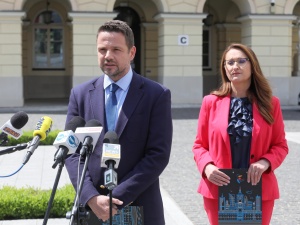 Trzaskowski grzmi: Morawiecki niszczy w Polsce demokrację