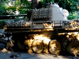 [WIDEO] Niemcy: 84-latek trzymał w piwnicy czołg Panther, torpedę i działo przeciwlotnicze. Ruszył proces