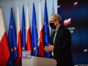 Będziemy nosić maseczki wewnątrz pomieszczeń całe wakacje? Niedzielski odpowiada