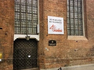 [VIDEO] Proboszcz św. Brygidy wezwany do usunięcia napisu Nie ma wolności bez Solidarności