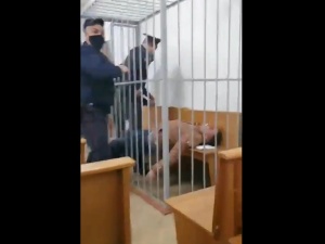 [Video] Wstrząsające nagranie z białoruskiego sądu. Więzień polityczny reżimu Łukaszenki próbował podciąć sobie gardło