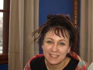 Prawaki nie mają czego odesłać... . Czytelnicy odsyłają Tokarczuk książki, Fundacja autorki odpowiada