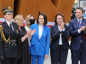 Pani Cichanouska w ciągu kilku godzin 6 razy podała tweety Trzaskowskiego i po jednym Kidawy, Halickiego i Szczerby