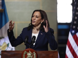 Nieudany debiut Kamali Harris? Napięta atmosfera. Prezydent Gwatemali oskarżył USA o wzrost emigracji