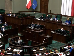 [SONDAŻ] PiS mocno na czele, wysokie notowania Hołowni, PSL poza Sejmem