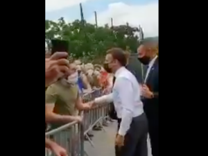 [video] Emmanuel Macron spoliczkowany publicznie przez wyborcę