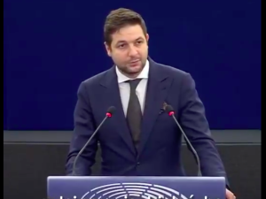 [video] Jaki w PE: Na tej sali jest pełno osób odpowiedzialnych za budowanie Putinowi narzędzi politycznego szantażu 