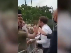 Spoliczkowano Macrona. Francuskie media: to nie pierwszy raz. Został obrzucony jajami