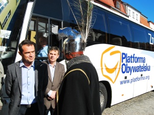 Skandal w Warszawskim urzędzie! Związany z PO urzędnik miał wyłudzić fortunę z budżetu dzielnicy