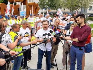 [Wideo] Piotr Duda o ukradzionym logo S: Ci, którzy mają gęby pełne frazesów o konstytucji, o przestrzeganiu prawa, te prawa łamią