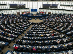 Europosłowie opozycji poparli rezolucję uderzającą w Polskę. Współczesna Targowica żąda ukarania Polski