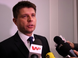 Petru szydząc opublikował zdjęcie Polaków modlących się po zamachu na JPII