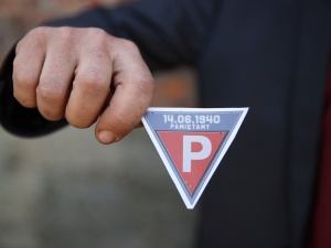 Czworo Więźniów złożyło wieniec pod Ścianą Straceń. Uroczystości 81. rocznicy pierwszej deportacji Polaków do Auschwitz