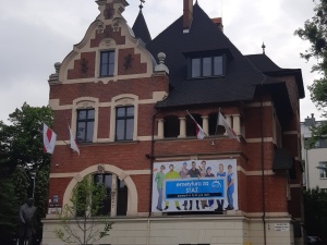 Baner o inicjatywie #emeryturazastaż  na budynku ZR Pomorza Zachodniego