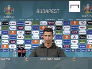 Ronaldo oburzony na widok butelek Coca-Coli. Koncern liczy straty
