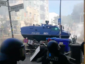 [video] Berlin: Starcie lewicowej bojówki z policją. Są ranni 