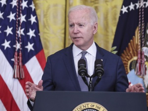 Czy Biden może przyjmować komunię? Biskupi przygotują dokument