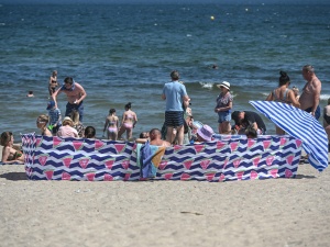 Atak na plaży nudystów. Uderzył mężczyznę w głowę rozbitą butelką i poranił mu twarz