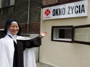 Chwała Panu! Kilkutygodniowy chłopiec w oknie życia w Sosnowcu