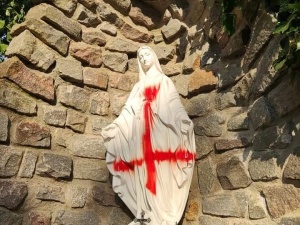 [FOTO] Kolejna oburzająca profanacja! Nieznani sprawcy zniszczyli figury Matki Bożej w Szczecinie