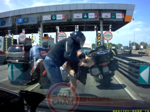 Zadyma na autostradzie A4. Czeski kierowca nie wytrzymał [WIDEO]