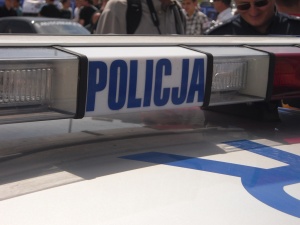 Strzelanina pod Warszawą, mężczyzna próbował przejechać policjanta. Trwa obława
