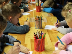W. Brytania: Biali ubodzy uczniowie są grupą najbardziej zaniedbaną przez szkoły