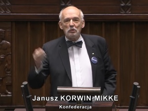 Janusz Korwin-Mikke wszedł do sklepu niemal nagi. Teraz się tłumaczy [FOTO]