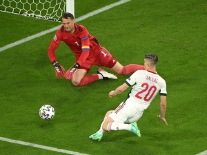 Węgry strzelają bramkę Niemcom na stadionie, który miał ich zmiażdżyć tęczą