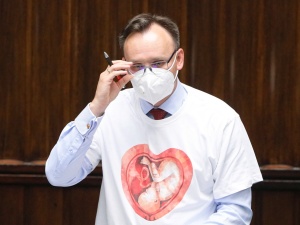 Rzecznik Praw Dziecka w koszulce z dzieckiem nienarodzonym w Sejmie. Aborcjoniści wpadli w szał