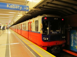 Warszawa: Nie działa prawie połowa stacji metra, grupa ludzi weszła do tunelu