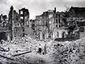Wyobraź sobie dom w Warszawie. Spalony i opuszczony w 1945 r....  Ambasador Polski w Izraelu tłumaczy...