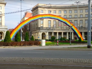 Warszawa: Na Plac Zbawiciela wróciła tęcza. Wytłumaczono na jak długo