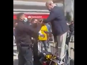 [VIDEO] Pastor zakuty w biały dzień w kajdanki za głoszenie homofobicznych cytatów z Biblii
