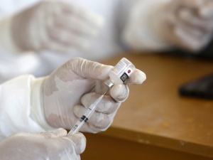 Rząd wprowadzi odpłatne szczepienia przeciw COVID-19? Podano możliwą cenę