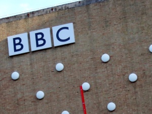 Staż w BBC tylko dla osób niebiałych. Brytyjski nadawca będzie sprawdzał, czy kandydaci kwalifikują się rasowo?