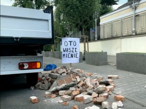 [VIDEO] Oto wasze mienie. Młodzież Wszechpolska wysypała gruz przed ambasadą Izraela