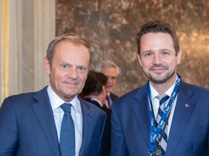 Były polityk PO: Tusk gorylem, Trzaskowski orangutanem [WIDEO]