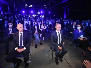 [FOTO] Te miny Budki i Trzaskowskiego mówią wszystko. Wymowne zdjęcia z Rady Krajowej PO