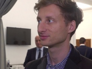 Tusk będzie roznosił ulotki? Sterczewski zadowolony